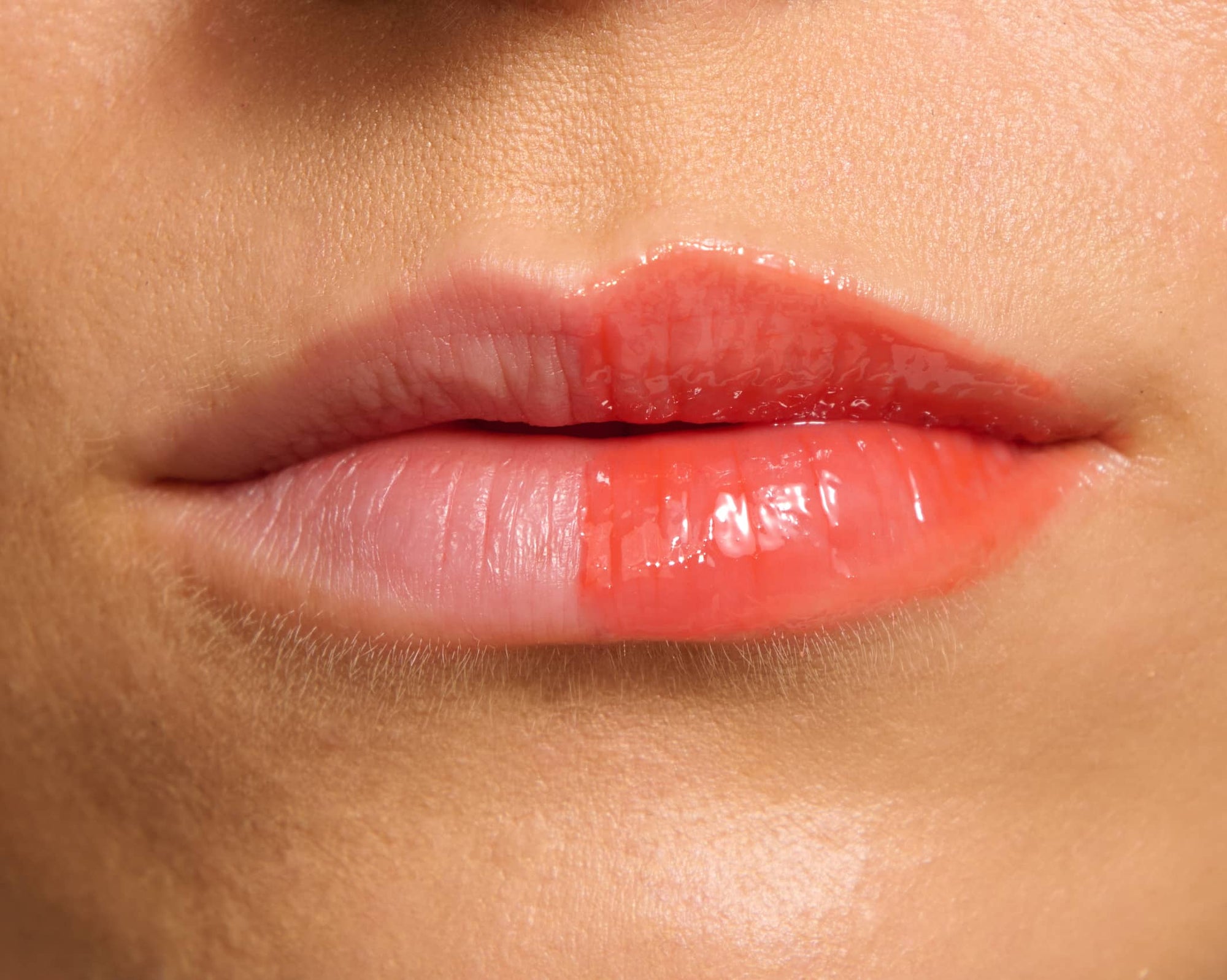 koloryzujący balsam do ust z peptydem, balsam do ust z peptydem, peptide plumping tinted lip balm, peptydowy balsam do ust, błyszczyk powiększający usta, balsam do ust laneige, błyszczyk rhode, błyszczyk fenty, błyszczyk dior, trwały błyszczyk do ust, wegański błyszczyk do ust, wegański balsam do ust, naturalny balsam do ust, balsam do ust w kolorze koralu, koralowy błyszczyk do ust, błyszczyk do ust koralowy, pielęgnacyjny błyszczyk do ust, błyszczyk say hi, balsam do ust say hi, Glassy Lips Coral