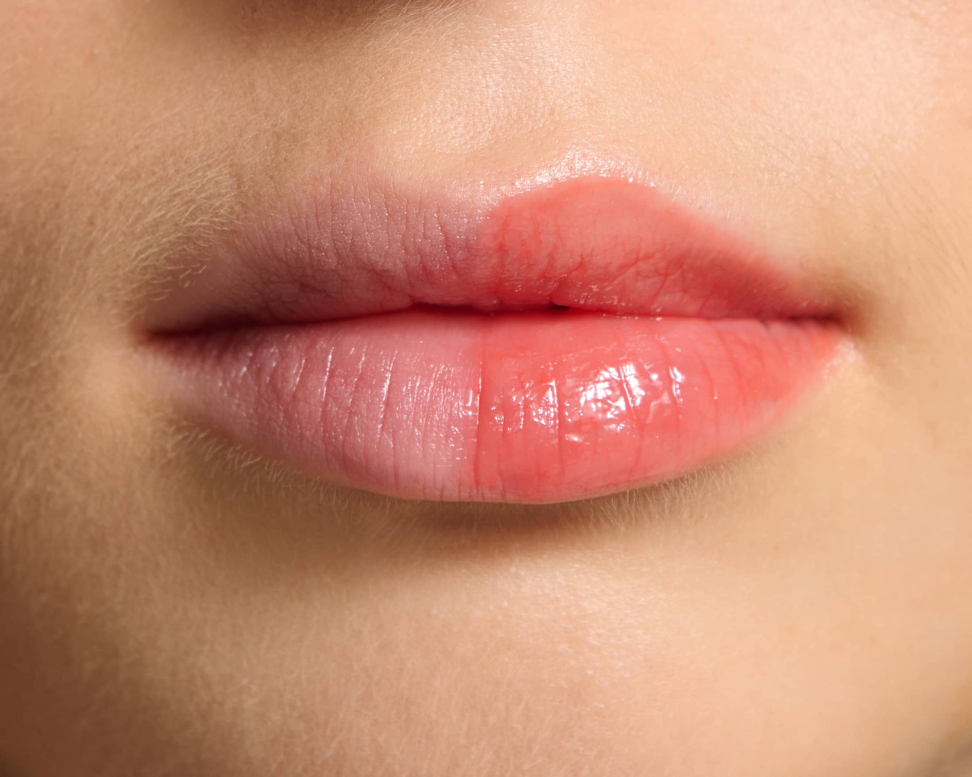 koloryzujący balsam do ust z peptydem, balsam do ust z peptydem, peptide plumping tinted lip balm, peptydowy balsam do ust, błyszczyk powiększający usta, balsam do ust laneige, błyszczyk rhode, błyszczyk fenty, błyszczyk dior, trwały błyszczyk do ust, wegański błyszczyk do ust, wegański balsam do ust, naturalny balsam do ust, balsam do ust w kolorze koralu, koralowy błyszczyk do ust, błyszczyk do ust koralowy, pielęgnacyjny błyszczyk do ust, błyszczyk say hi, balsam do ust say hi, Glassy Lips Coral