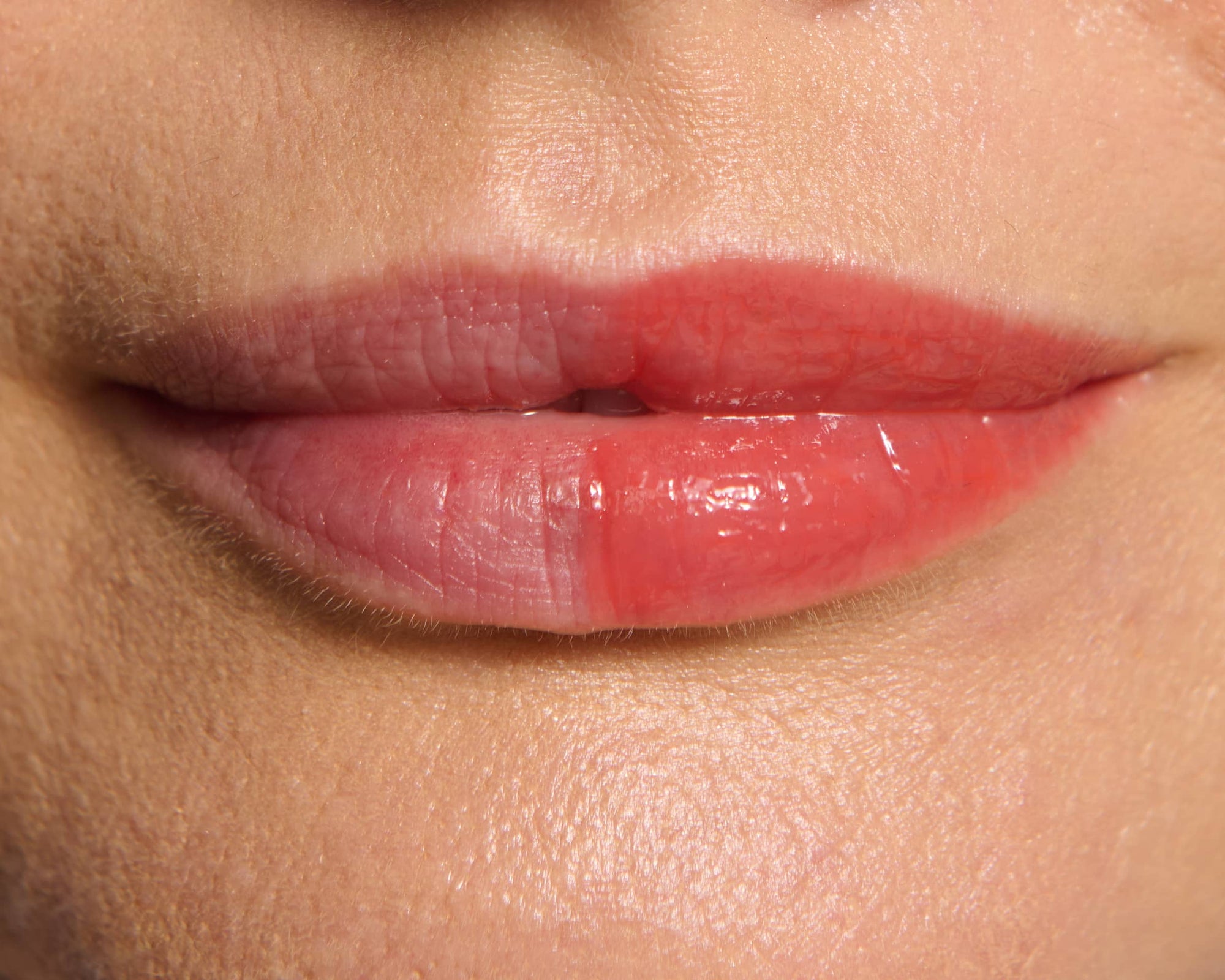 koloryzujący balsam do ust z peptydem, balsam do ust z peptydem, peptide plumping tinted lip balm, peptydowy balsam do ust, błyszczyk powiększający usta, balsam do ust laneige, błyszczyk rhode, błyszczyk fenty, błyszczyk dior, trwały błyszczyk do ust, wegański błyszczyk do ust, wegański balsam do ust, naturalny balsam do ust, balsam do ust w kolorze koralu, koralowy błyszczyk do ust, błyszczyk do ust koralowy, pielęgnacyjny błyszczyk do ust, błyszczyk say hi, balsam do ust say hi, Glassy Lips Coral
