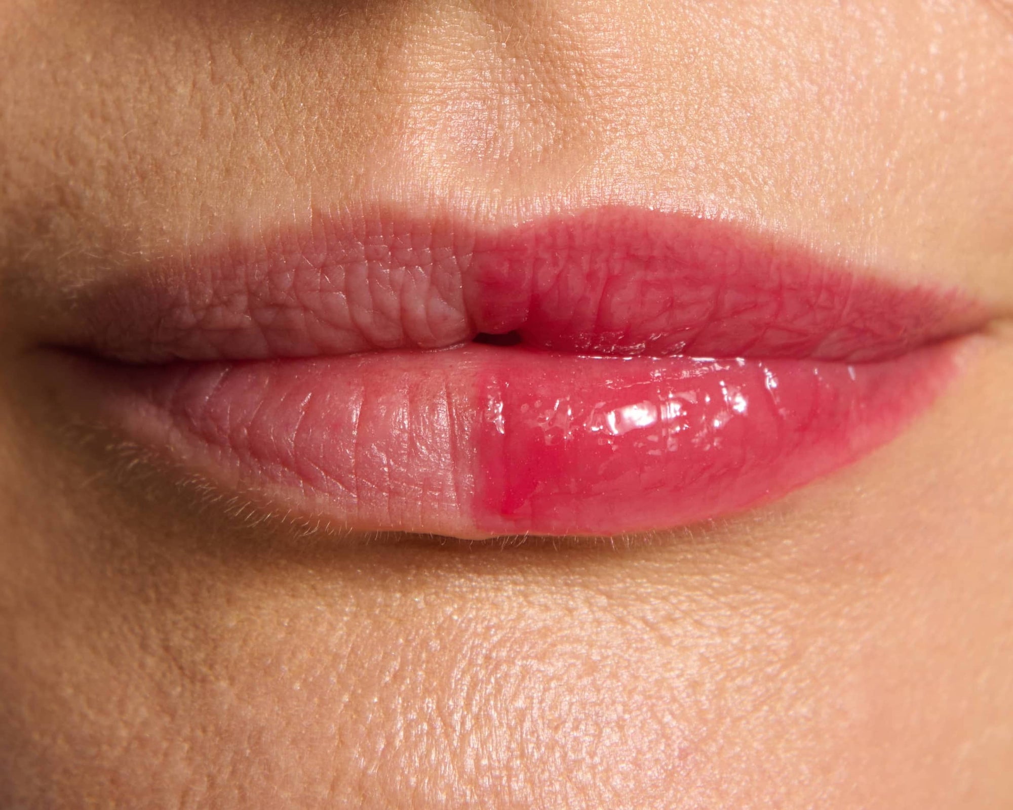 koloryzujący balsam do ust, balsam do ust z peptydem, peptide plumping tinted lip balm, peptydowy balsam do ust, błyszczyk powiększający usta, balsam do ust laneige, błyszczyk rhode, błyszczyk fenty, błyszczyk dior, trwały błyszczyk do ust, wegański błyszczyk do ust, wegański balsam do ust, naturalny balsam do ust, balsam do ust w kolorze fuksji, błyszczyk do ust w kolorze fuksji, fuksjowy błyszczyk do ust, różowy błyszczyk, pielęgnacyjny błyszczyk do ust, błyszczyk say hi, balsam do ust say hi, Glassy Lips