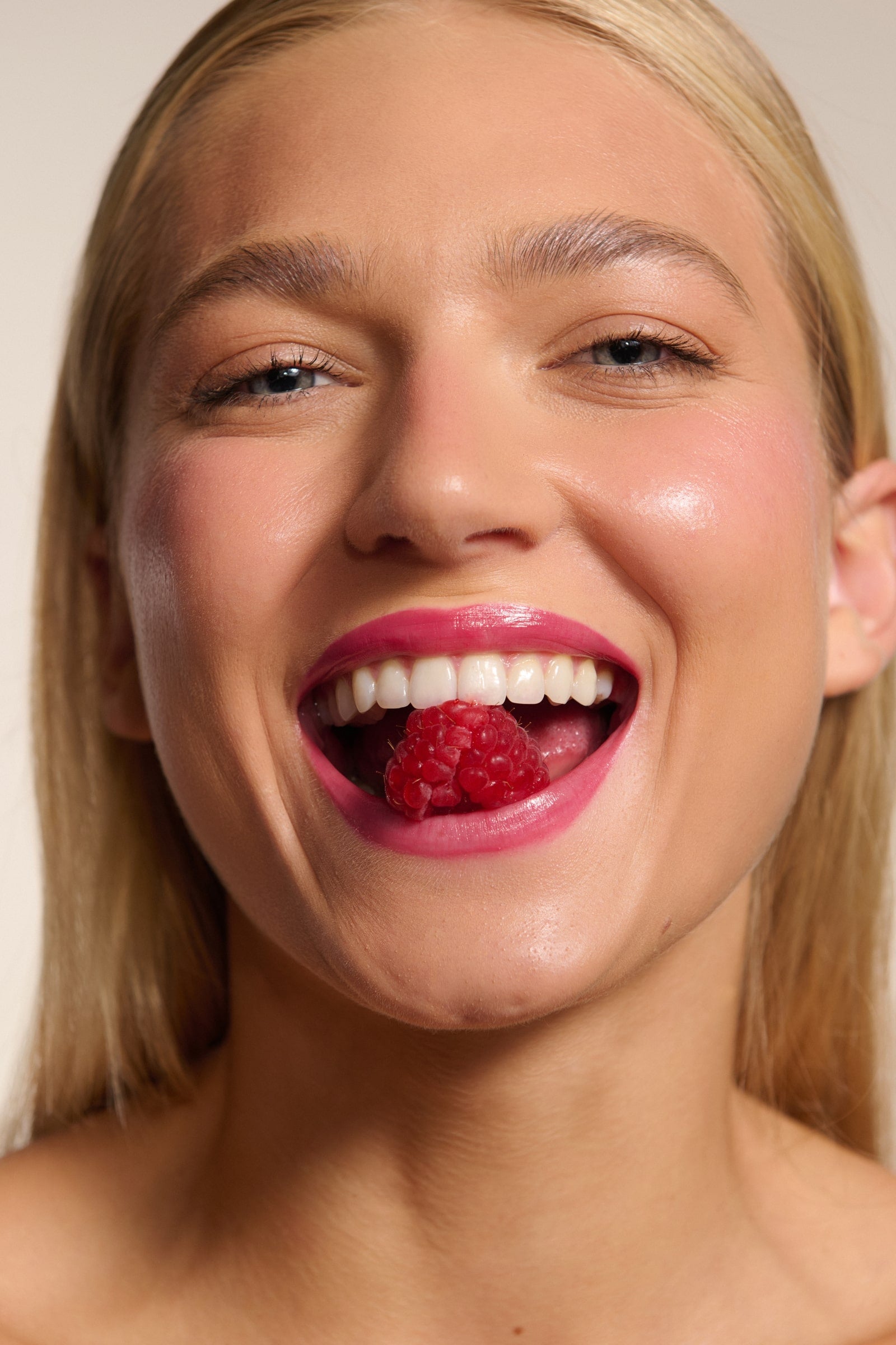 koloryzujący balsam do ust, balsam do ust z peptydem, peptide plumping tinted lip balm, peptydowy balsam do ust, błyszczyk powiększający usta, balsam do ust laneige, błyszczyk rhode, błyszczyk fenty, błyszczyk dior, trwały błyszczyk do ust, wegański błyszczyk do ust, wegański balsam do ust, naturalny balsam do ust, balsam do ust w kolorze fuksji, błyszczyk do ust w kolorze fuksji, fuksjowy błyszczyk do ust, różowy błyszczyk, pielęgnacyjny błyszczyk do ust, błyszczyk say hi, balsam do ust say hi, Glassy Lips