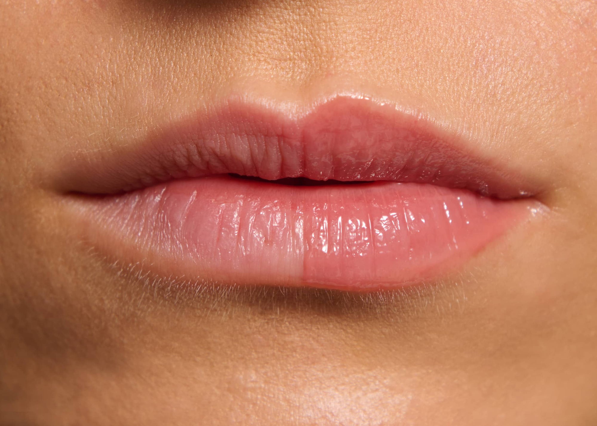 koloryzujący balsam do ust z peptydem, balsam do ust z peptydem, peptide plumping tinted lip balm, peptydowy balsam do ust, błyszczyk powiększający usta, balsam do ust laneige, błyszczyk rhode, błyszczyk fenty, błyszczyk dior, trwały błyszczyk do ust, wegański błyszczyk do ust, wegański balsam do ust, naturalny balsam do ust, balsam do ust w kolorze nude, błyszczyk do ust w kolorze różowym, różowy błyszczyk do ust, pielęgnacyjny błyszczyk do ust, błyszczyk say hi, balsam do ust say hi, Glassy Lips Nude