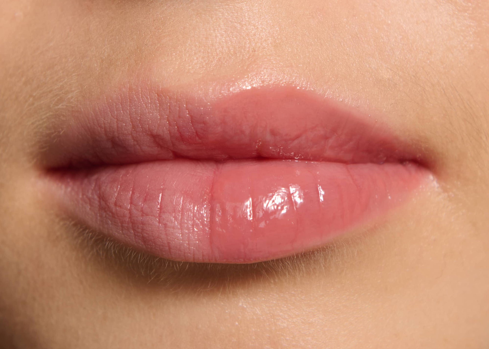 koloryzujący balsam do ust z peptydem, balsam do ust z peptydem, peptide plumping tinted lip balm, peptydowy balsam do ust, błyszczyk powiększający usta, balsam do ust laneige, błyszczyk rhode, błyszczyk fenty, błyszczyk dior, trwały błyszczyk do ust, wegański błyszczyk do ust, wegański balsam do ust, naturalny balsam do ust, balsam do ust w kolorze nude, błyszczyk do ust w kolorze różowym, różowy błyszczyk do ust, pielęgnacyjny błyszczyk do ust, błyszczyk say hi, balsam do ust say hi, Glassy Lips Nude