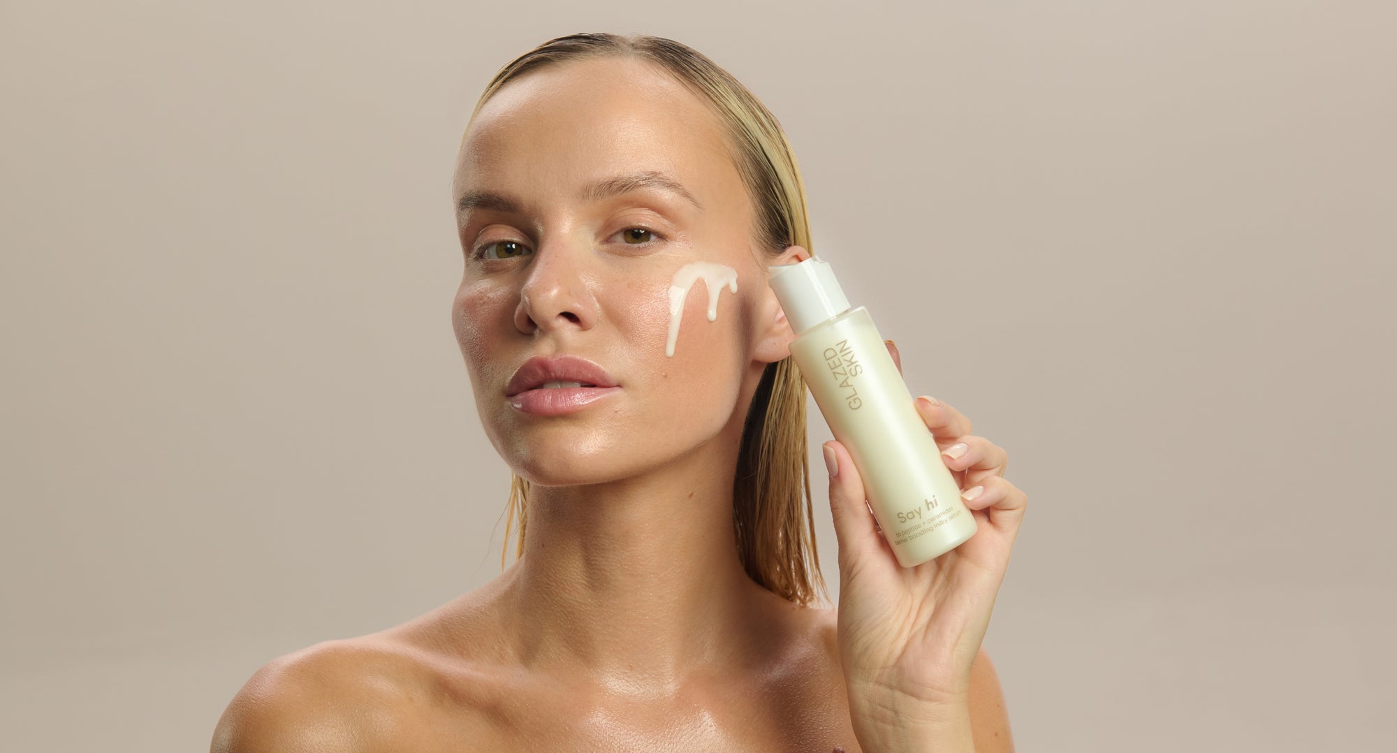 Glazed Skin, wegańskiej serum z ceramidami, naturalne serum z ceramidami, serum wzmacniające barierę hydrolipidową,  serum odbudowującej barierę, serum przeciwzmarszczkowe z ceramidami, serum odbudowujące z ceramidami, serum z peptydami, serum odżywcze, serum odmładzające, serum z efektem glow, glow serum, serum z efektem tafli, serum peptydowe, serum ceramidowe, esencja do twarzy, esencja z ceramidami, esencja z peptydami, esencja peptydowa, mleczny tonik do twarzy, serum naprawcze, mleczna esencja, Say hi