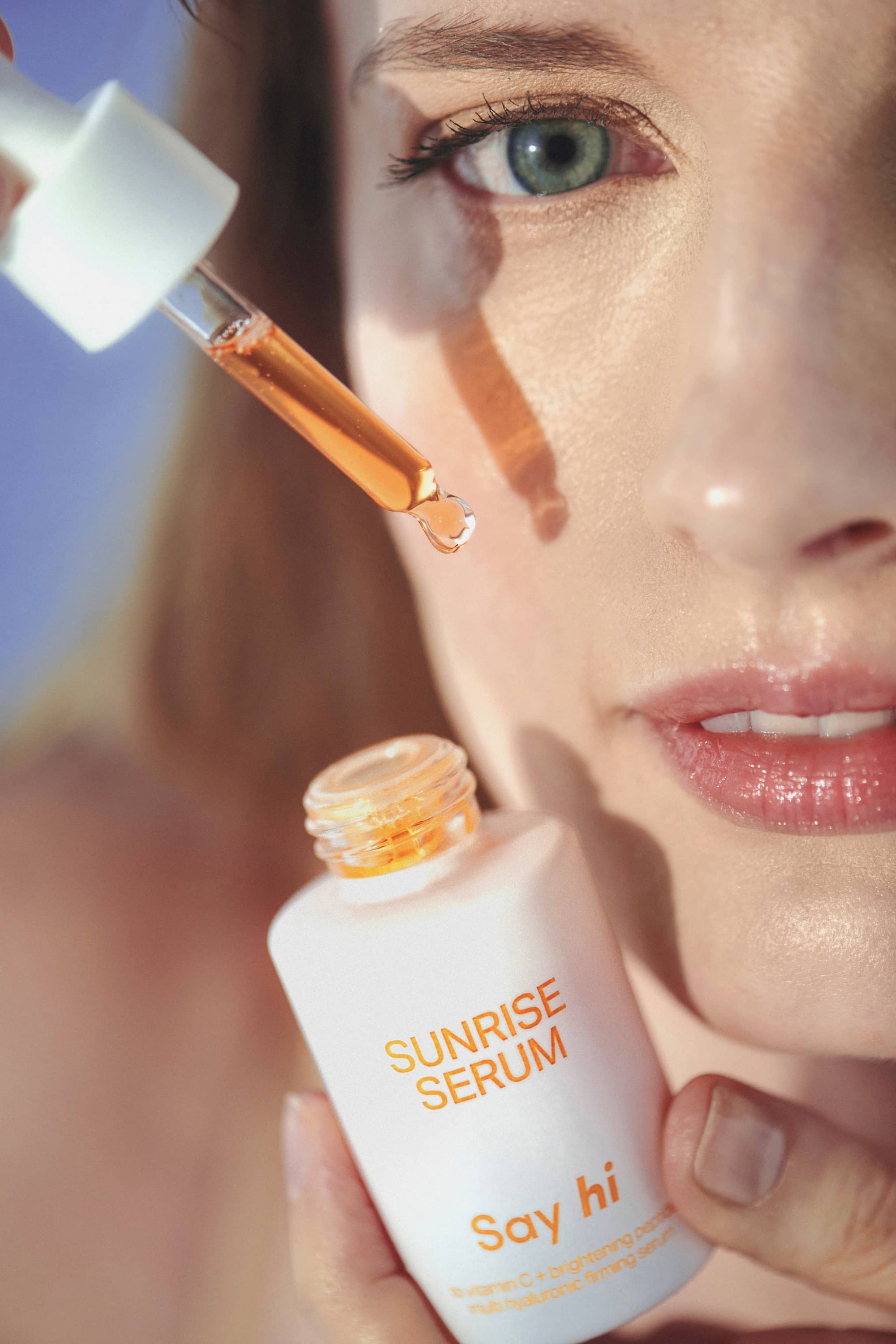 serum z witaminą C, serum antyoksydacyjne, serum ujędrniające, serum z witaminą C ranking, serum wegańskie, serum przeciwzmarszczkowe, serum rozświetlające, serum na dzień, serum do cery dojrzałej, serum do cery wrażliwej, serum do cery suchej, najlepsze serum do twarzy, serum dla kobiet w ciąży, pielęgnacja z witaminą C, Sunrise Serum, Say hi serum.